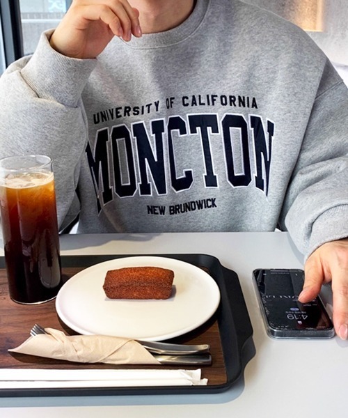 NOWLE（ノウル）の「【NOWLE】ヴィンテージライク カレッジロゴ 刺繍 スウェット（スウェット・メンズ・グレー・LARGE/MEDIUM/X-LARGE）」の3枚目の写真