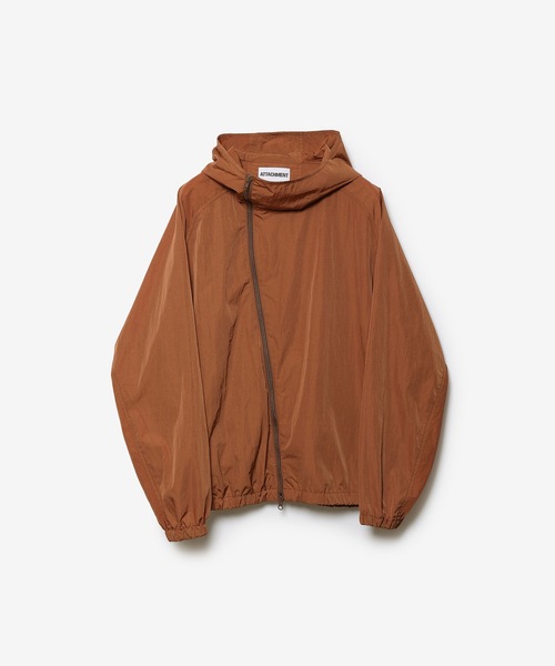 ATTACHMENT（アタッチメント）の「NYタフタ フーデット トラックジャケット / NY TAFFETA HOODED TRACK JKT（ブルゾン・メンズ・ブラウン/ブラック/カーキ系・3/2/1）」の2枚目の写真