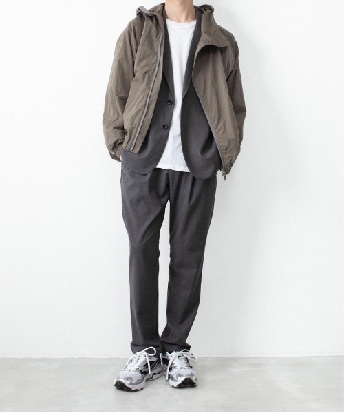 ATTACHMENT(アタッチメント)の「NYタフタ フーデット トラックジャケット / NY TAFFETA HOODED TRACK JKT(ブルゾン・メンズ・ブラウン/ブラック/カーキ系・3/2/1/4)」の4枚目の写真