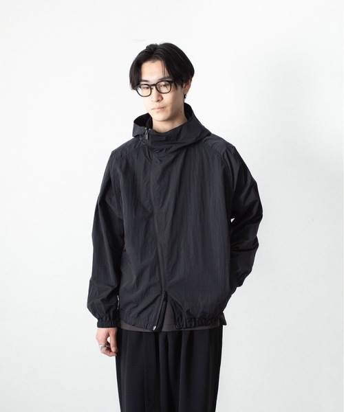 ATTACHMENT（アタッチメント）の「NYタフタ フーデット トラックジャケット / NY TAFFETA HOODED TRACK JKT（ブルゾン・メンズ・ブラウン/ブラック/カーキ系・3/2/1）」の22枚目の写真