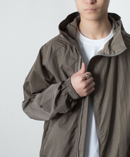 ATTACHMENT（アタッチメント）の「NYタフタ フーデット トラックジャケット / NY TAFFETA HOODED TRACK JKT（ブルゾン・メンズ・ブラウン/ブラック/カーキ系・3/2/1）」の4枚目の写真