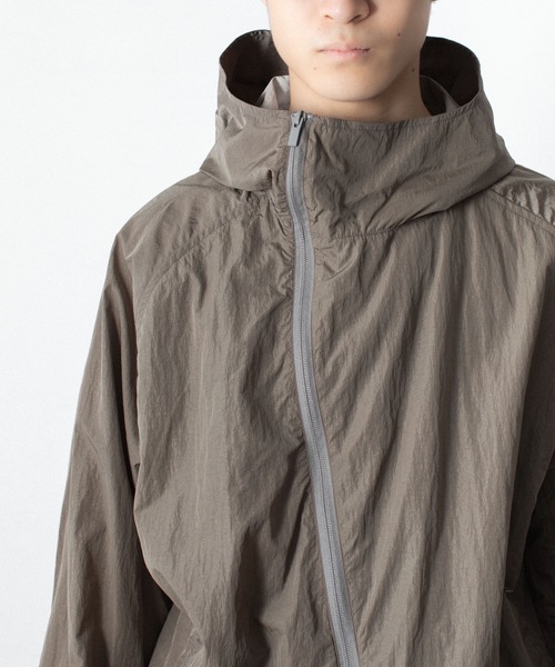 ATTACHMENT（アタッチメント）の「NYタフタ フーデット トラックジャケット / NY TAFFETA HOODED TRACK JKT（ブルゾン・メンズ・ブラウン/ブラック/カーキ系・3/2/1）」の6枚目の写真