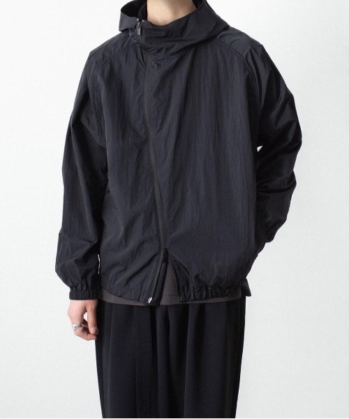ATTACHMENT(アタッチメント)の「NYタフタ フーデット トラックジャケット / NY TAFFETA HOODED TRACK JKT(ブルゾン・メンズ・ブラウン/ブラック/カーキ系・3/2/1/4)」の22枚目の写真