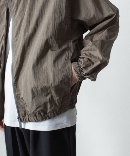 ATTACHMENT(アタッチメント)の「NYタフタ フーデット トラックジャケット / NY TAFFETA HOODED TRACK JKT(ブルゾン・メンズ・ブラウン/ブラック/カーキ系・3/2/1/4)」の9枚目の写真