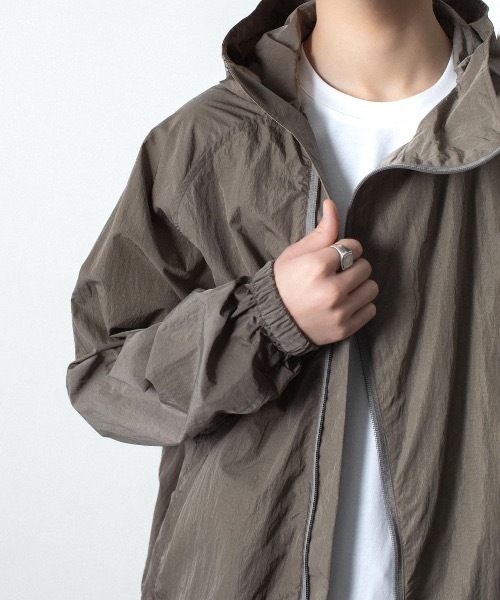 ATTACHMENT(アタッチメント)の「NYタフタ フーデット トラックジャケット / NY TAFFETA HOODED TRACK JKT(ブルゾン・メンズ・ブラウン/ブラック/カーキ系・3/2/1/4)」の8枚目の写真