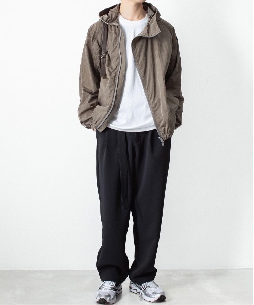 ATTACHMENT(アタッチメント)の「NYタフタ フーデット トラックジャケット / NY TAFFETA HOODED TRACK JKT(ブルゾン・メンズ・ブラウン/ブラック/カーキ系・3/2/1/4)」の5枚目の写真