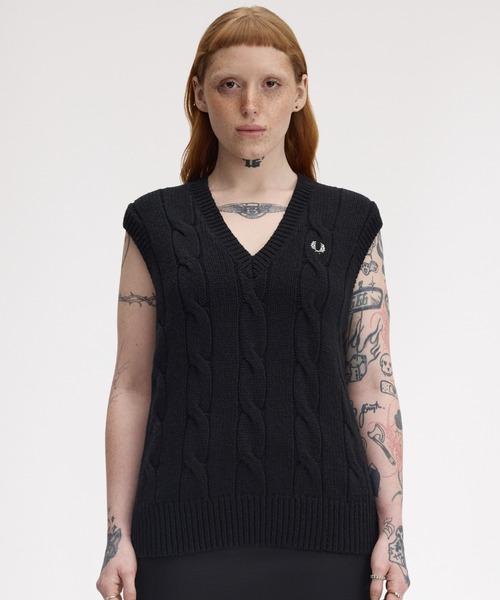 フレッドペリー　ロゴ入り黒ニットベスト フレッドペリー ロゴ入り黒ニットベスト