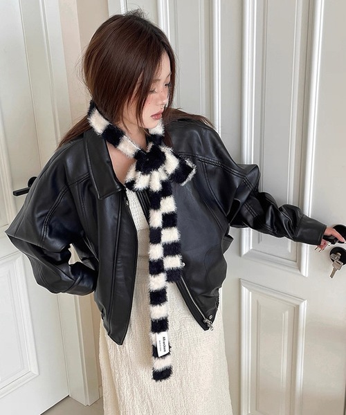 shopnikoniko（ショップニコニコ）の「スリムマフラー ボーダー シャギーニット マフラー（マフラー・レディース・ベージュ/グリーン/ブラック/ブルー/グリーン系その他/ブルー系その他・フリー）」の8枚目の写真