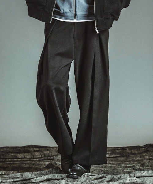 NO ID.(ノーアイディ)の「【NO ID.】Cross Tuck Wide Trousers / クロス タック ワイド トラウザーズ(その他パンツ・メンズ・ブラック/グレー・2/1)」の2枚目の写真
