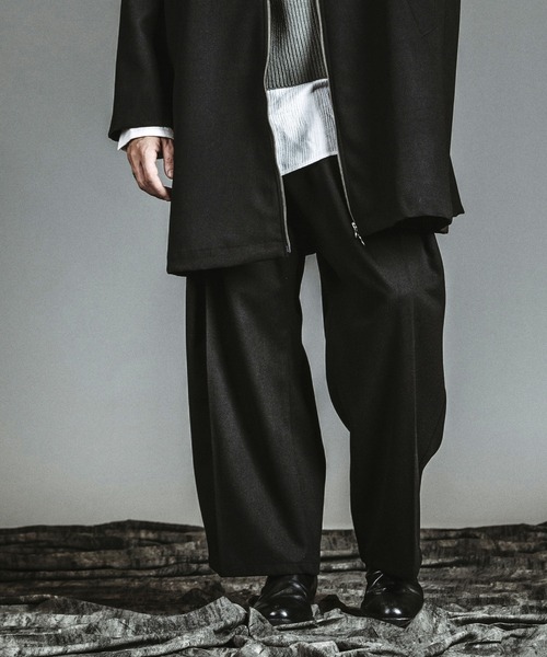 NO ID.(ノーアイディ)の「【NO ID.】Cross Tuck Wide Trousers / クロス タック ワイド トラウザーズ(その他パンツ・メンズ・ブラック/グレー・2/1)」の6枚目の写真