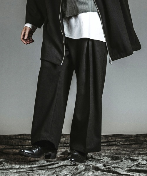 NO ID.(ノーアイディ)の「【NO ID.】Cross Tuck Wide Trousers / クロス タック ワイド トラウザーズ(その他パンツ・メンズ・ブラック/グレー・2/1)」の11枚目の写真