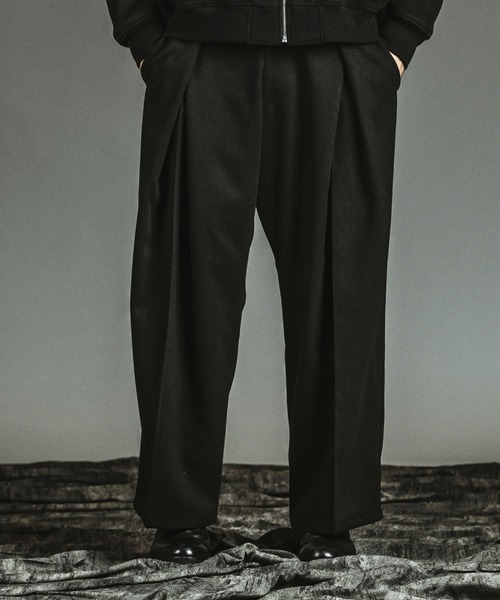 NO ID.(ノーアイディ)の「【NO ID.】Cross Tuck Wide Trousers / クロス タック ワイド トラウザーズ(その他パンツ・メンズ・ブラック/グレー・2/1)」の12枚目の写真