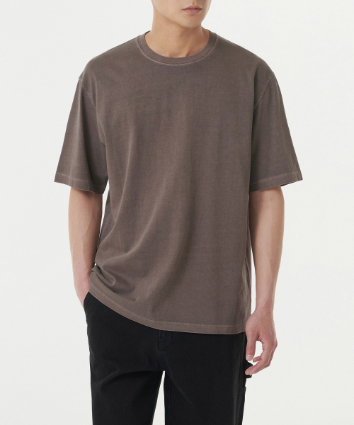MUSINSA STANDARD（ムシンサスタンダード）の「ピグメントリラックスクルーネックTシャツ[ブラウン]（Tシャツ/カットソー・メンズ・その他・XXX-LARGE/SMALL/MEDIUM/LARGE/X-LARGE/XX-LARGE）」の2枚目の写真