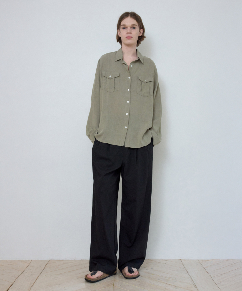 WEDNESDAY OASIS(ウェンズデーオアシス)の「フレンチツーポケットリネンシャツ_LIGHT KHAKI(WC25-SH03)(シャツ/ブラウス・メンズ・オリーブ・MEDIUM/LARGE)」の2枚目の写真