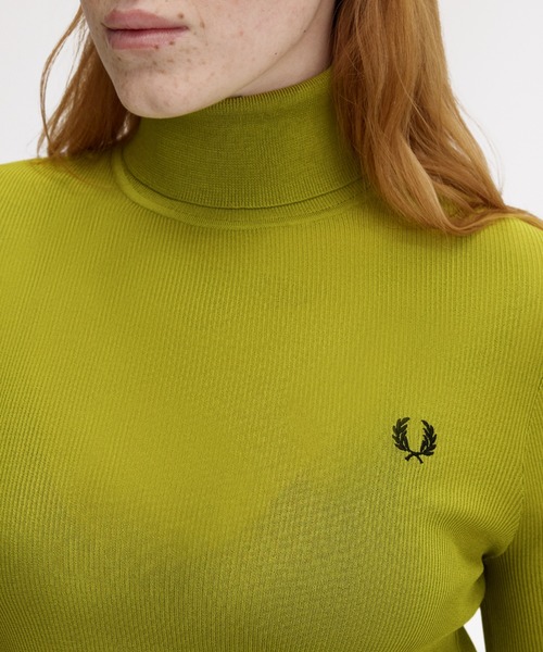 FRED PERRY(フレッドペリー)の「Rib Knit Roll Neck Top/リブニットタートルネックトップス(ニット/セーター・レディース・イエロー・10)」の3枚目の写真