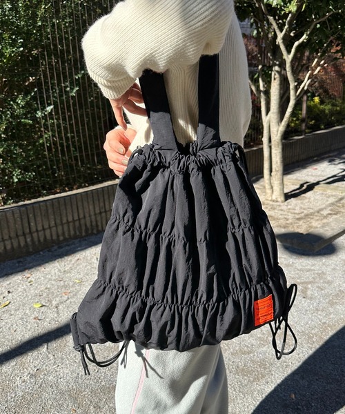 mi via loca（ミヴィアロカ）の「パファーハンドル シャーリングトートバッグ/ナップサック（トートバッグ・レディース・マスタード/ブラック/カーキ・FREE）」の4枚目の写真