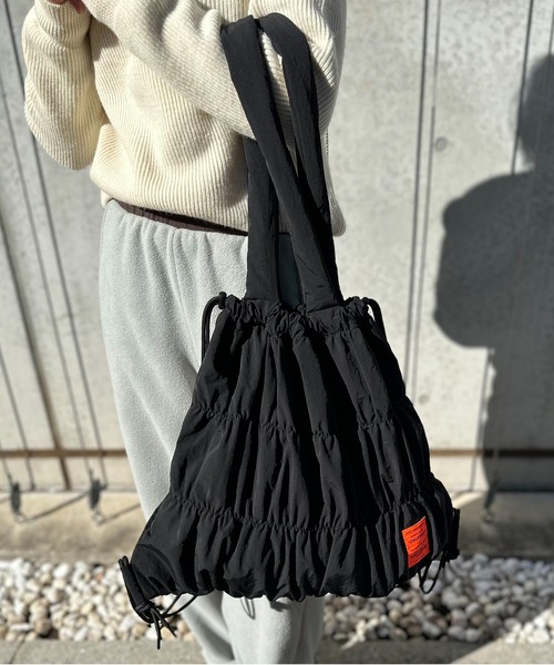 mi via loca（ミヴィアロカ）の「パファーハンドル シャーリングトートバッグ/ナップサック（トートバッグ・レディース・マスタード/ブラック/カーキ・FREE）」の6枚目の写真