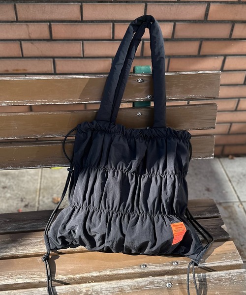 mi via loca（ミヴィアロカ）の「パファーハンドル シャーリングトートバッグ/ナップサック（トートバッグ・レディース・マスタード/ブラック/カーキ・FREE）」の18枚目の写真