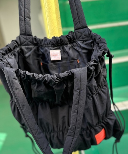 mi via loca（ミヴィアロカ）の「パファーハンドル シャーリングトートバッグ/ナップサック（トートバッグ・レディース・マスタード/ブラック/カーキ・FREE）」の19枚目の写真