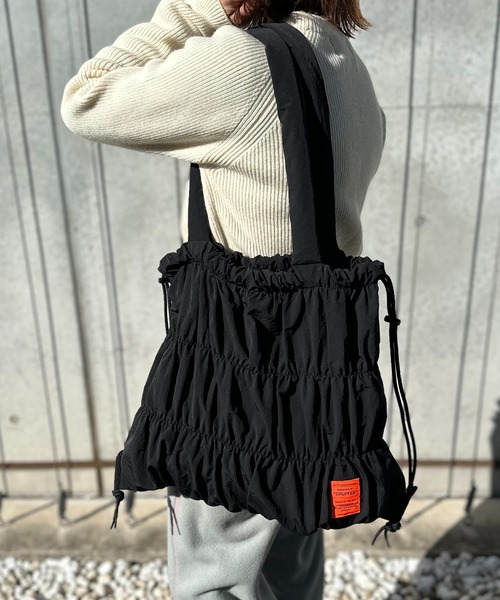 mi via loca（ミヴィアロカ）の「パファーハンドル シャーリングトートバッグ/ナップサック（トートバッグ・レディース・マスタード/ブラック/カーキ・FREE）」の10枚目の写真