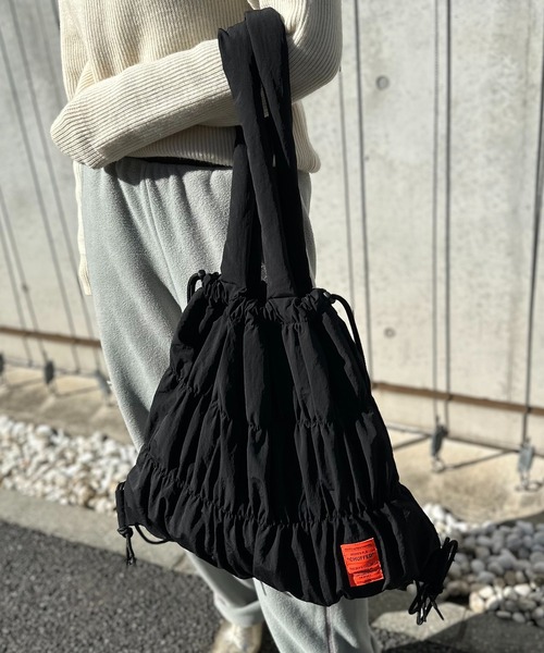 mi via loca（ミヴィアロカ）の「パファーハンドル シャーリングトートバッグ/ナップサック（トートバッグ・レディース・マスタード/ブラック/カーキ・FREE）」の8枚目の写真