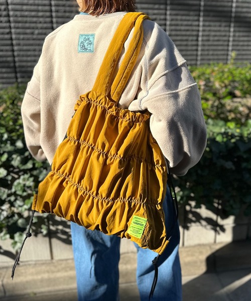 mi via loca（ミヴィアロカ）の「パファーハンドル シャーリングトートバッグ/ナップサック（トートバッグ・レディース・マスタード/ブラック/カーキ・FREE）」の21枚目の写真