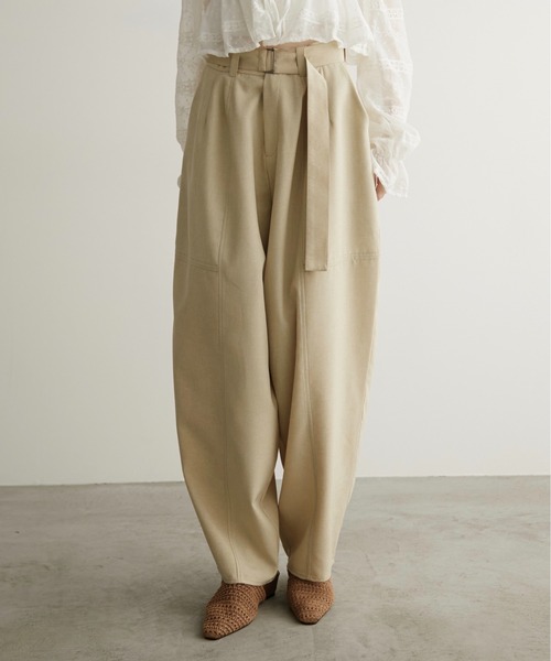 LOSCa（ロスカ）の「ウエストベルト付きカーブパンツ（スラックス・レディース・ウィート/チャコールグレー・S/M）」の2枚目の写真