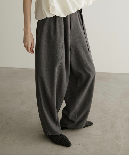 LOSCa（ロスカ）の「ウエストベルト付きカーブパンツ（スラックス・レディース・ウィート/チャコールグレー・S/M）」の13枚目の写真