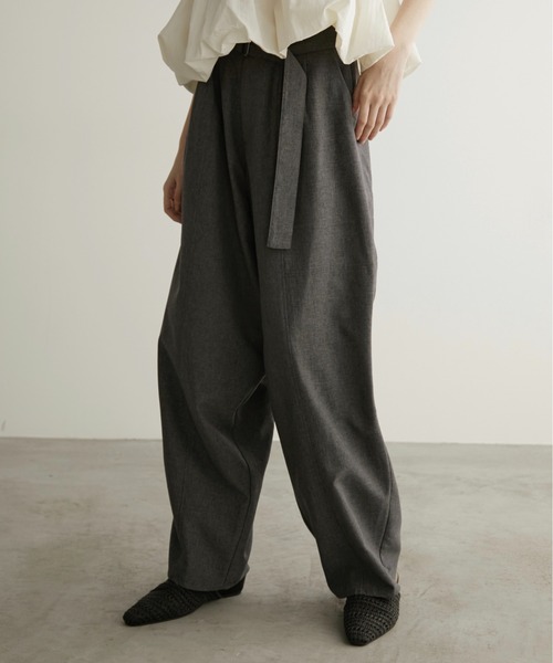 LOSCa（ロスカ）の「ウエストベルト付きカーブパンツ（スラックス・レディース・ウィート/チャコールグレー・S/M）」の12枚目の写真