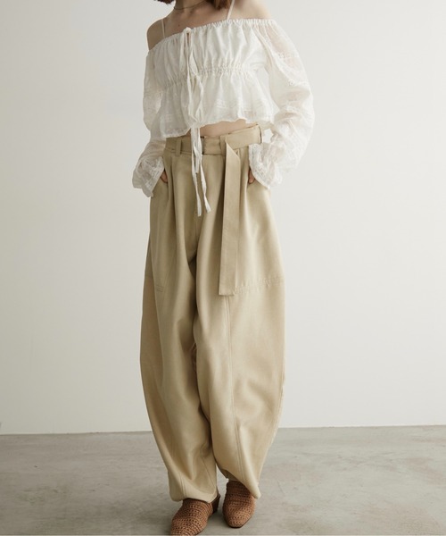 LOSCa（ロスカ）の「ウエストベルト付きカーブパンツ（スラックス・レディース・ウィート/チャコールグレー・S/M）」の4枚目の写真