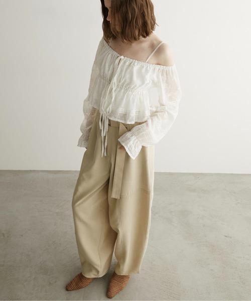 LOSCa（ロスカ）の「ウエストベルト付きカーブパンツ（スラックス・レディース・ウィート/チャコールグレー・S/M）」の3枚目の写真