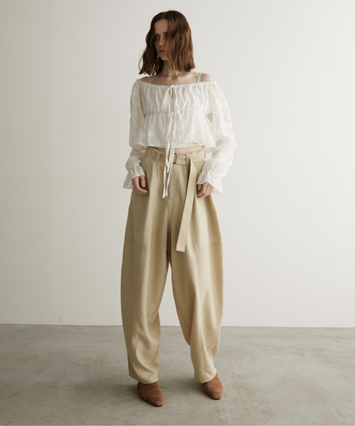 LOSCa（ロスカ）の「ウエストベルト付きカーブパンツ（スラックス・レディース・ウィート/チャコールグレー・S/M）」の6枚目の写真