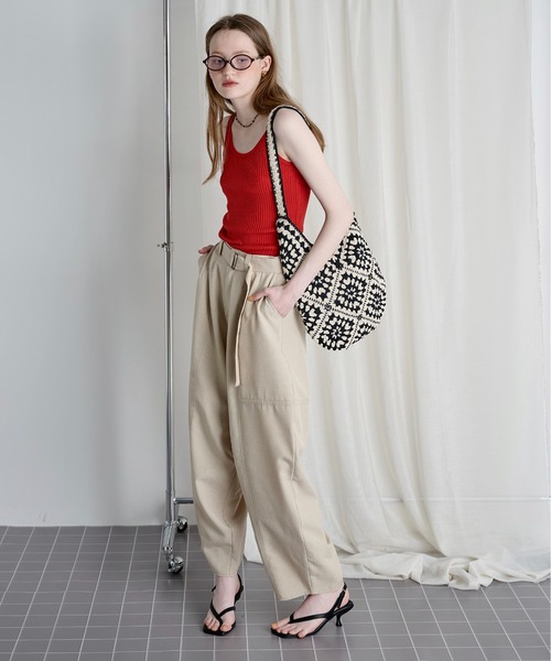 LOSCa(ロスカ)の「ウエストベルト付きカーブパンツ(スラックス・レディース・ウィート/チャコールグレー・S/M)」の4枚目の写真