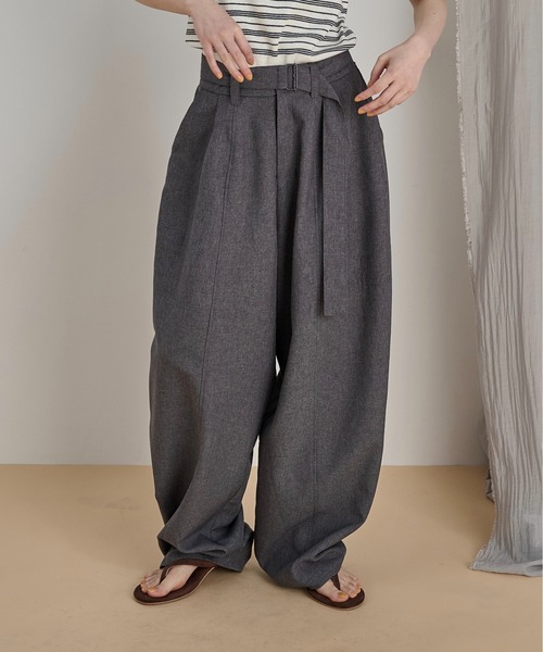 LOSCa(ロスカ)の「ウエストベルト付きカーブパンツ(スラックス・レディース・ウィート/チャコールグレー・S/M)」の17枚目の写真