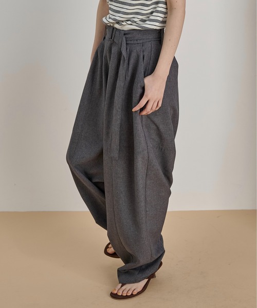 LOSCa(ロスカ)の「ウエストベルト付きカーブパンツ(スラックス・レディース・ウィート/チャコールグレー・S/M)」の19枚目の写真