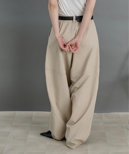 LOSCa(ロスカ)の「ウエストベルト付きカーブパンツ(スラックス・レディース・ウィート/チャコールグレー・S/M)」の10枚目の写真