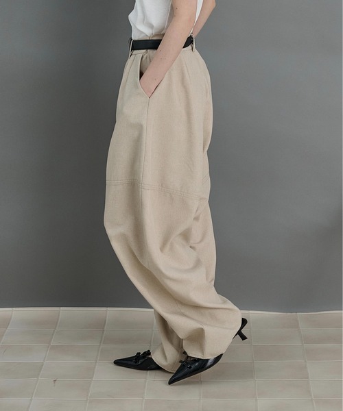LOSCa(ロスカ)の「ウエストベルト付きカーブパンツ(スラックス・レディース・ウィート/チャコールグレー・S/M)」の9枚目の写真