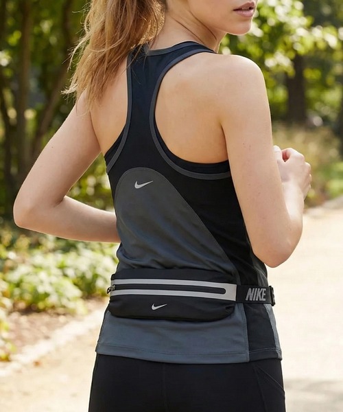 NIKE(ナイキ)の「【NIKE/ナイキ 】ナイキ スリム ウエストパック 4.0 ランニングポーチ(ボディバッグ/ウエストポーチ・メンズ・ブラック/ブルーパープル/ボルドー/ラベンダー・FREE)」の2枚目の写真