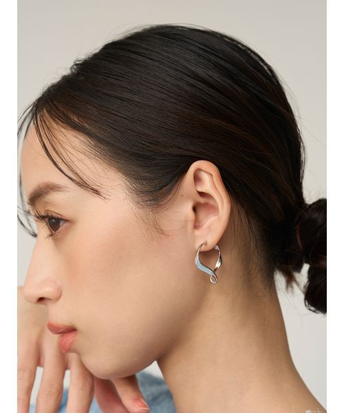 SNIDEL（スナイデル）の「ツイストハートフープピアス（ピアス（両耳用）・レディース・シルバー/ゴールド・F）」の6枚目の写真