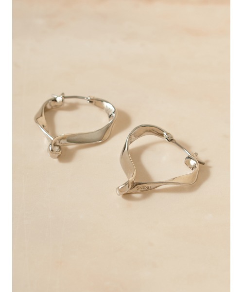 SNIDEL（スナイデル）の「ツイストハートフープピアス（ピアス（両耳用）・レディース・シルバー/ゴールド・F）」の2枚目の写真