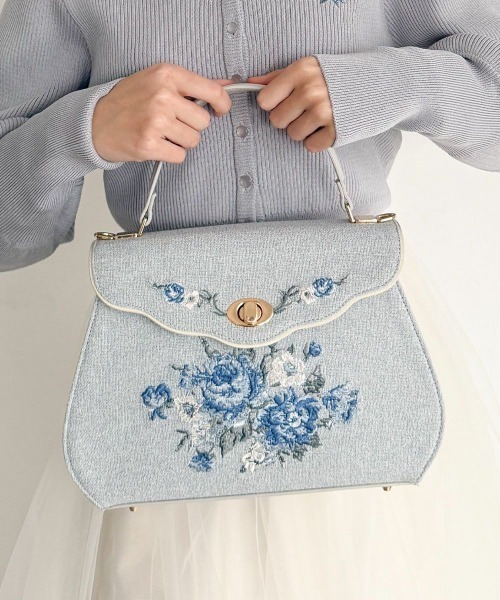 an another angelus（アンアナザーアンジェラス）の「ローズ刺繍フラップハンドバッグ/fint フィント（ハンドバッグ・レディース・アイボリー/ライトブルー・FREE）」の2枚目の写真