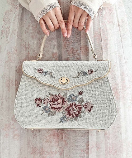 an another angelus（アンアナザーアンジェラス）の「ローズ刺繍フラップハンドバッグ/fint フィント（ハンドバッグ・レディース・アイボリー/ライトブルー・FREE）」の16枚目の写真