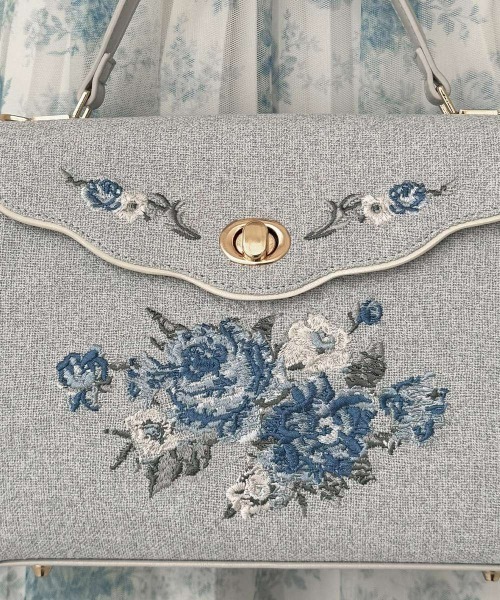 an another angelus（アンアナザーアンジェラス）の「ローズ刺繍フラップハンドバッグ/fint フィント（ハンドバッグ・レディース・アイボリー/ライトブルー・FREE）」の14枚目の写真