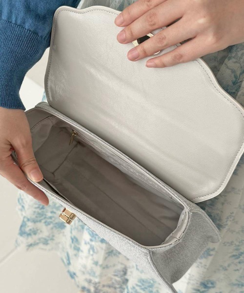 an another angelus（アンアナザーアンジェラス）の「ローズ刺繍フラップハンドバッグ/fint フィント（ハンドバッグ・レディース・アイボリー/ライトブルー・FREE）」の3枚目の写真