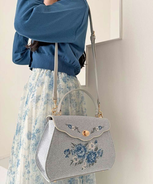 an another angelus（アンアナザーアンジェラス）の「ローズ刺繍フラップハンドバッグ/fint フィント（ハンドバッグ・レディース・アイボリー/ライトブルー・FREE）」の4枚目の写真