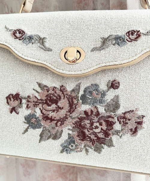 an another angelus（アンアナザーアンジェラス）の「ローズ刺繍フラップハンドバッグ/fint フィント（ハンドバッグ・レディース・アイボリー/ライトブルー・FREE）」の10枚目の写真