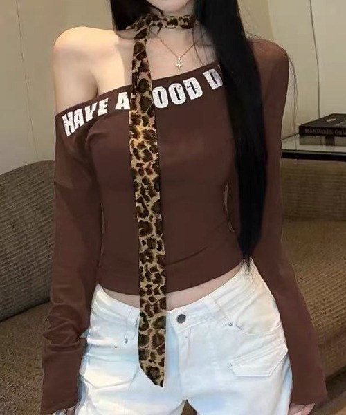REMUR（レミュール）の「ワンショルロゴプリントトップス　ヒョウ柄チョーカー付き（Tシャツ/カットソー・レディース・ブラウン/ホワイト/ネイビー・FREE）」の12枚目の写真