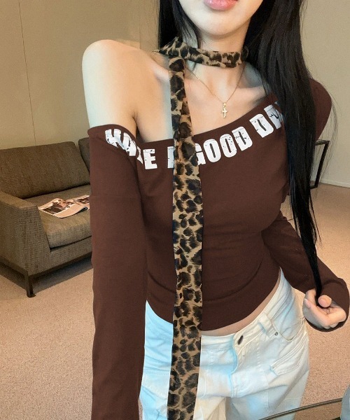 REMUR（レミュール）の「ワンショルロゴプリントトップス　ヒョウ柄チョーカー付き（Tシャツ/カットソー・レディース・ブラウン/ホワイト/ネイビー・FREE）」の13枚目の写真