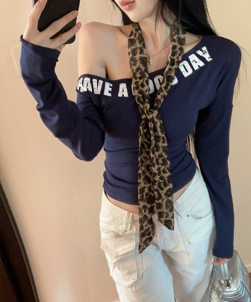 REMUR（レミュール）の「ワンショルロゴプリントトップス　ヒョウ柄チョーカー付き（Tシャツ/カットソー・レディース・ブラウン/ホワイト/ネイビー・FREE）」の17枚目の写真