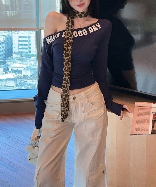 REMUR（レミュール）の「ワンショルロゴプリントトップス　ヒョウ柄チョーカー付き（Tシャツ/カットソー・レディース・ブラウン/ホワイト/ネイビー・FREE）」の20枚目の写真